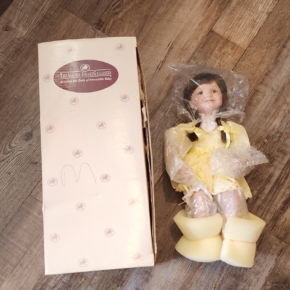 The Ashton-Drake Galleries Linda Doll 2001 Collectible Friendship Is Forever